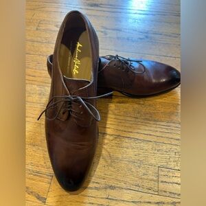 All brown leather lace up dress shoe for men. Made in Italy